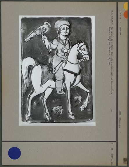 Rectangle de faïence émaillée représentant un fauconnier