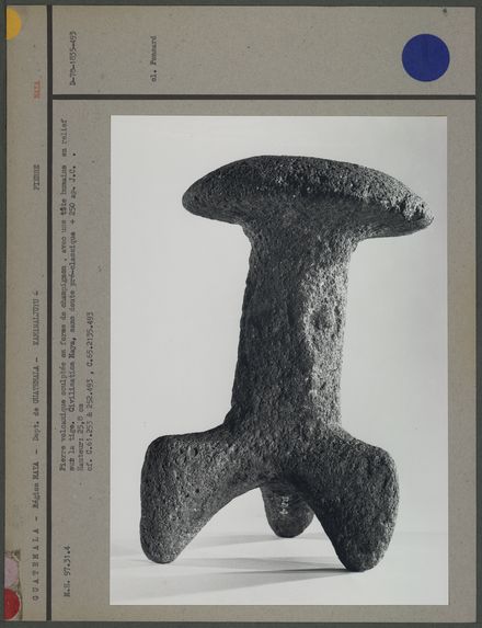Pierre volcanique sculptée en forme de champignon