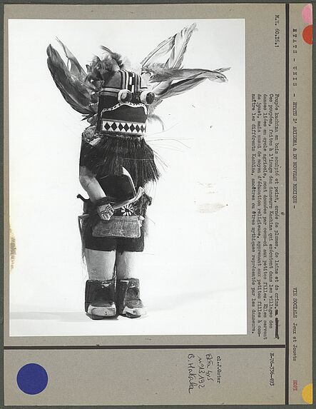 Poupée Kachina ornée de plumes, de laine