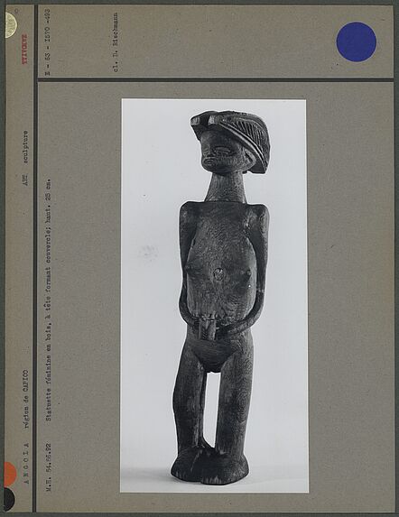 Statuette féminine en bois, tête formant couvercle