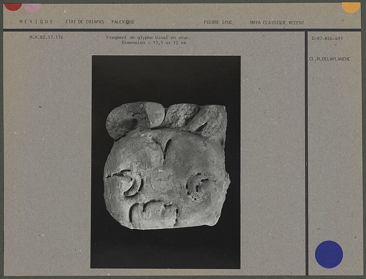 Fragment de glyphe Uinal en stuc