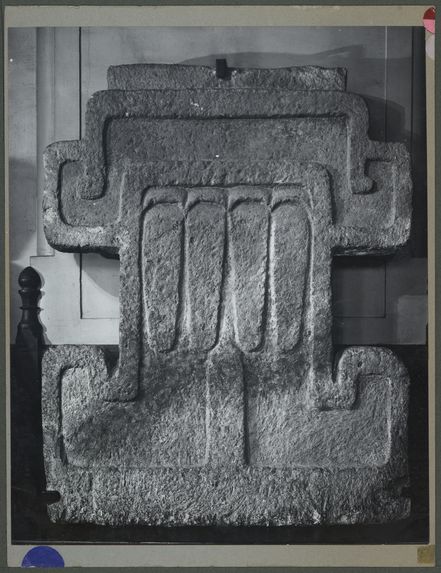 Trachyte sculpté en forme de croix