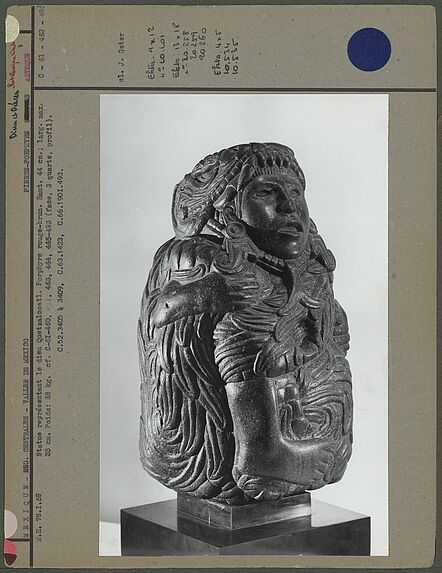 Pierre, statue représentant le dieu Quetzalcoatl, trois quarts gauche