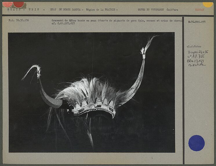 Ornement de tête, bande en peau et cornes