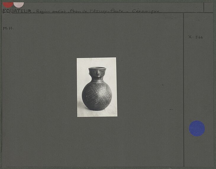 Vase globulaire, goulot à tête humaine