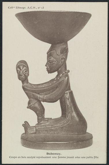 Dahomey - Coupe en bois sculpté représentant une femme jouant avec une petite fille