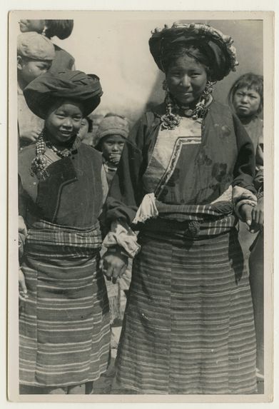 Jeunes filles tibétaines en costume de fête