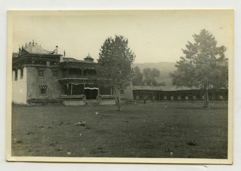 Temple et cour intérieure du monastère de Gata