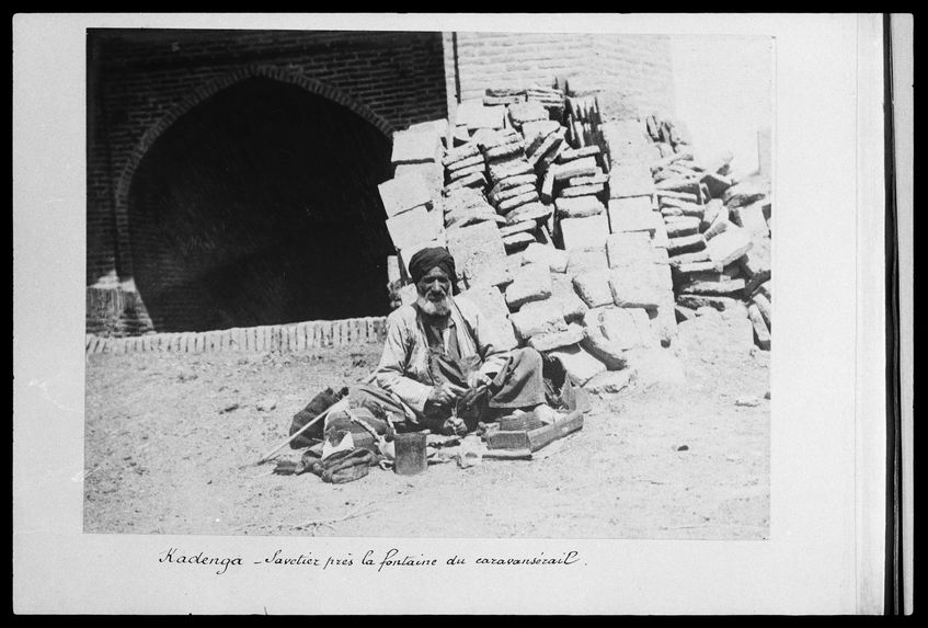 Kadenga, savetier près la fontaine du caravansérail