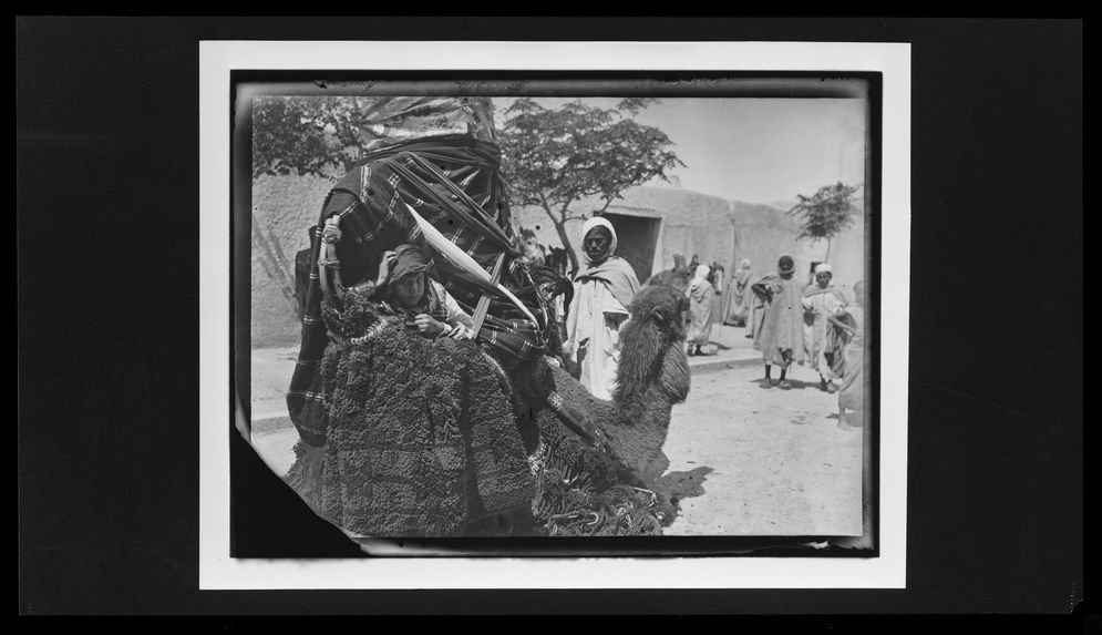 Sans titre [jeune fille dans un palanquin]