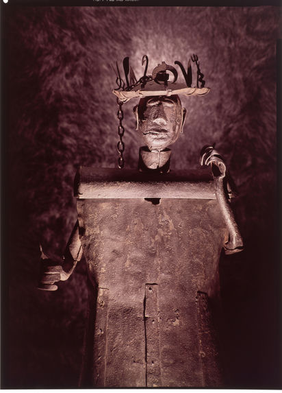 Statue entièrement fabriquée à partir de ferrailles d'origine européenne, représentant le dieu Gou, dieu des armes et des métaux