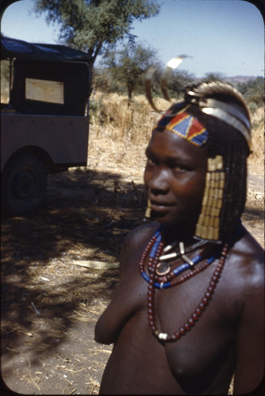 Sans titre [femme dangaléat parée de colliers et d'une coiffure de perles]