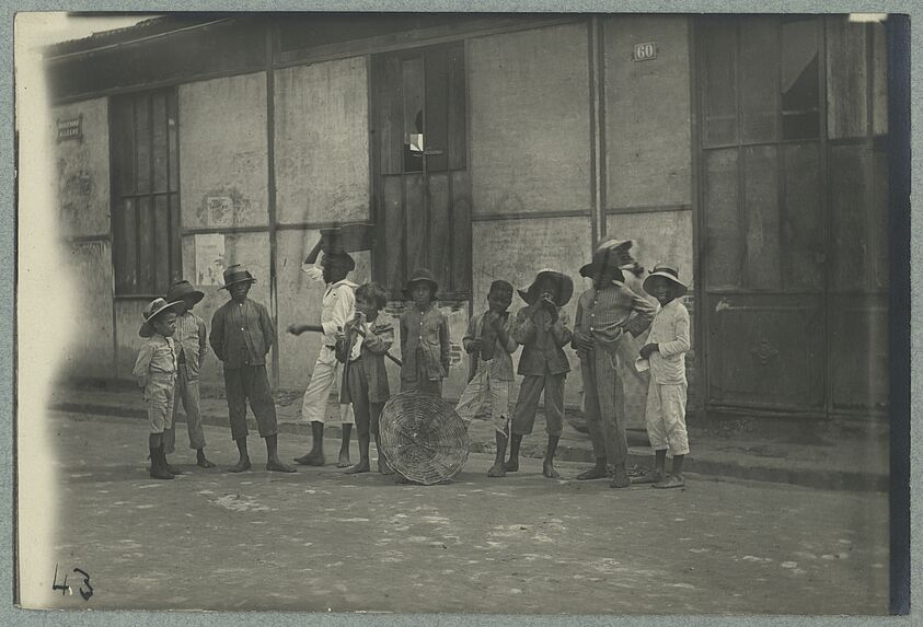 Petits gueux [garçons dans la rue]