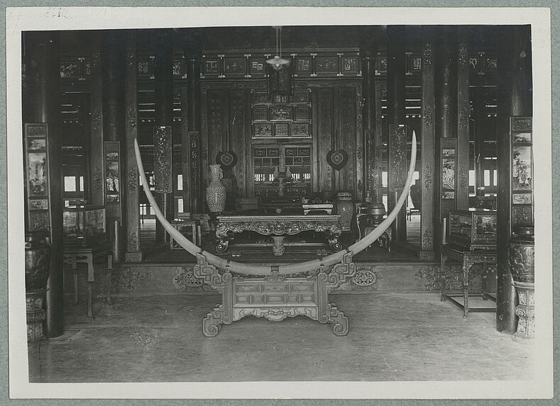 Hué. Intérieur du musée Khai-dinh