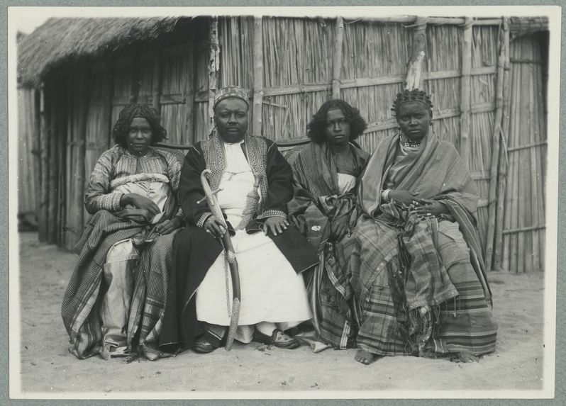 Groupe d'indigènes de la région de Nossi Bé