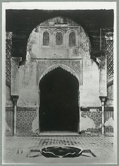 Fès. Medersa . Attarine. Façade côté mosquée