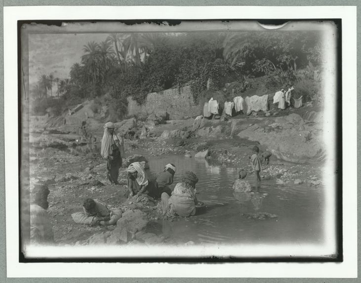 Sans titre [femmes lavant du linge dans un cours d'eau]