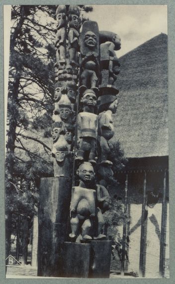 Poteaux présentés à l’exposition coloniale de 1931