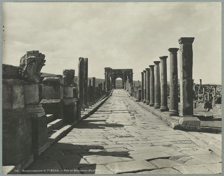 Ruines romaines de Timgad. Voie du Decumanus Maximus