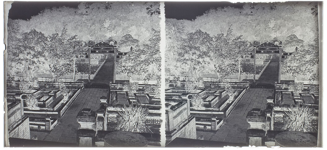 Tombeau Minh Mang : portique et jardin