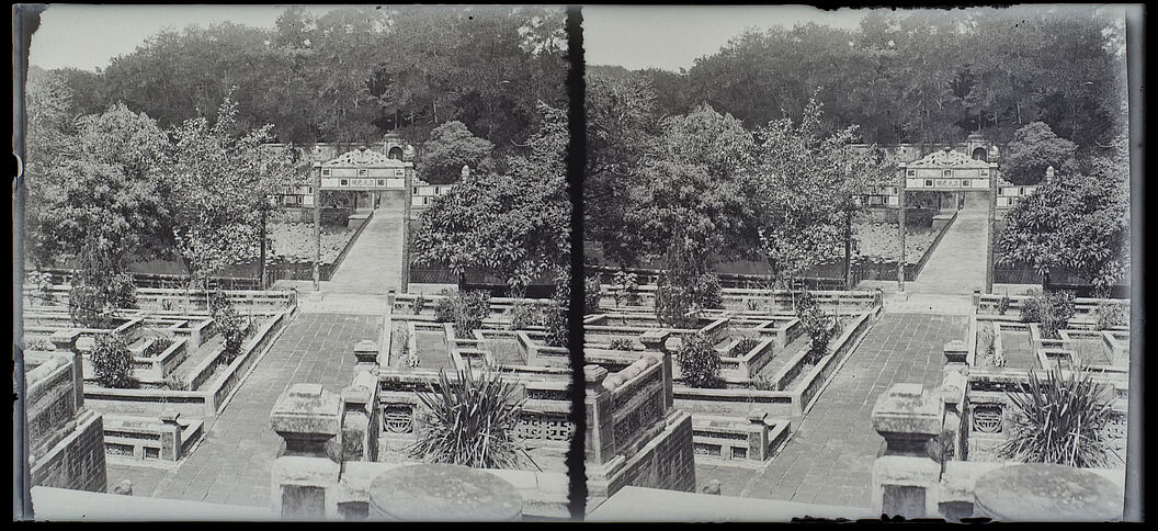 Tombeau Minh Mang : portique et jardin