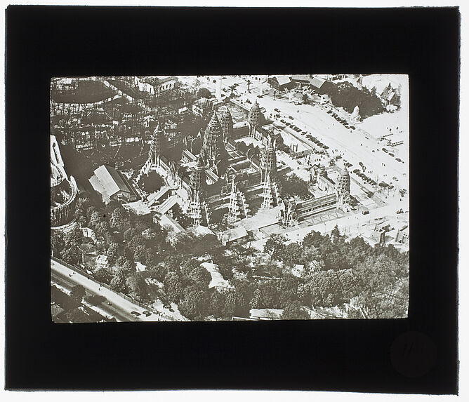 Sans titre [vue aérienne du temple d'Angkor Vat à l'Exposition Coloniale Internationale de Paris]