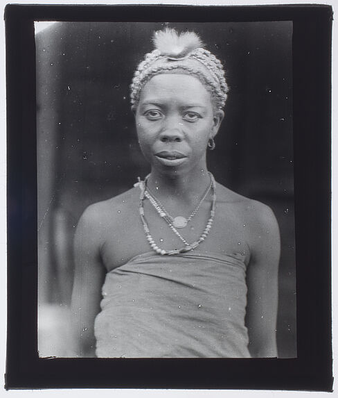 Sans titre [portrait d'une femme Malgache vue de face, avec des bijoux et une coiffure élaborée]
