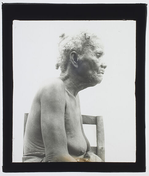 Sans titre [Vatomandray-Betsunsaraka. Portrait d'une Malgache âgée, vue de profil, assise sur une chaise]