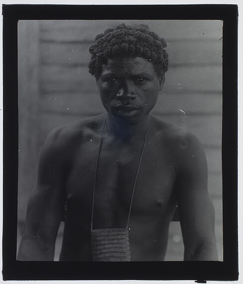 Sans titre [portrait d'un jeune Malgache portant une petite sacoche en vannerie autour de son cou]