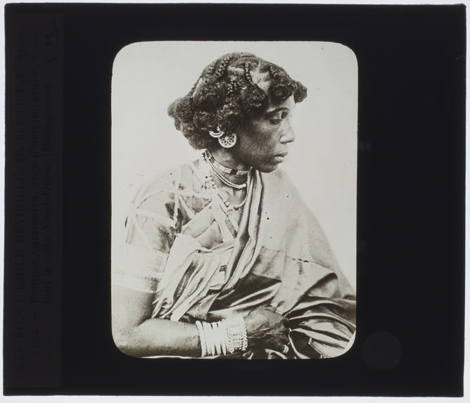 Femme Antalaotra, race d'origine arabe, habitant la côte Nord-Ouest (Madagascar)