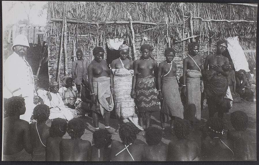 Sans titre [concours de beauté à Tsiombé, en 1901, extrême-sud de Madagascar. A gauche, le lieutenant Vallod]