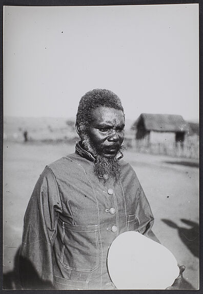 Sans titre [portrait d'un Malgache barbu assez âgé portant une veste à boutons et tenant un casque colonial dans ses mains]