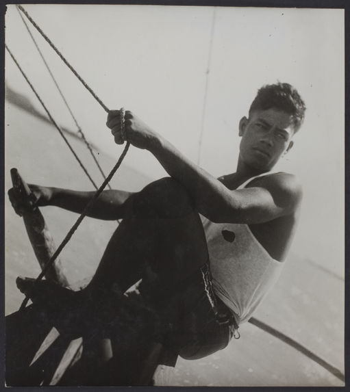 Bora Bora [portrait d'un jeune homme sur un petit voilier]