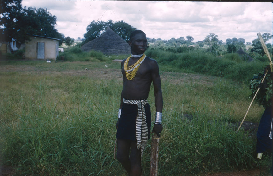 Ifan, en brousse [portrait d'un homme]