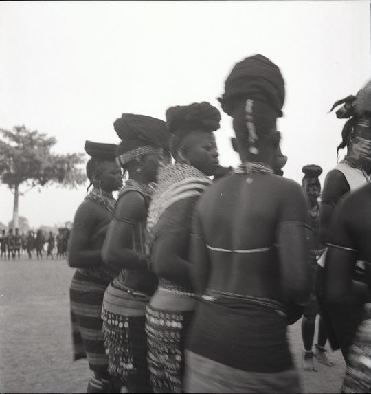 Femmes [quatre jeunes femmes en tenue de cérémonie]