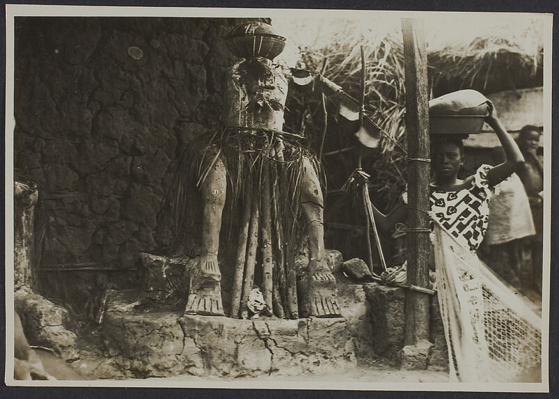 Fétiche de la variole : sakpata. Guézin, Ouidah, Dahomey