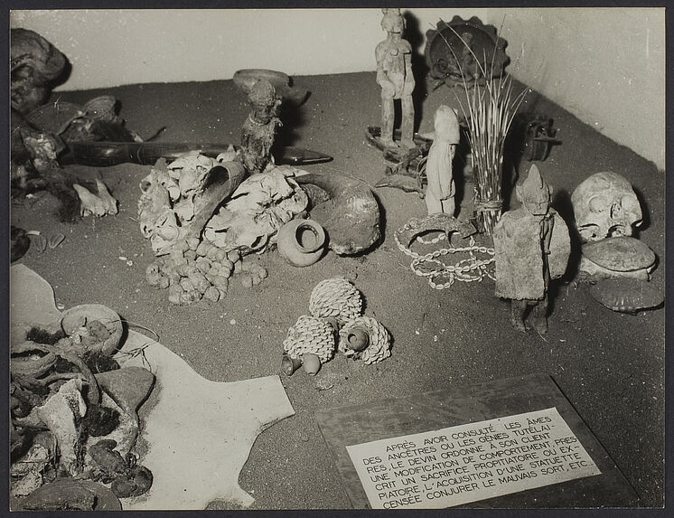 Sans titre [Vue d'objets entourant les rites funéraires dans une salle d'exposition du musée de la Côte d'Ivoire]