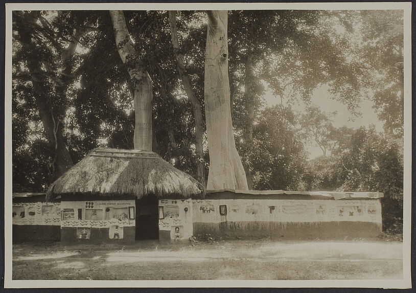 Temple Dondo près d'Abomey, Dahomey