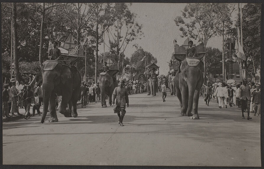 Défilé du cortège royal avenue Mouhot (Les éléphants)