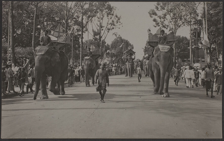 Défilé du cortège royal avenue Mouhot (Les éléphants)