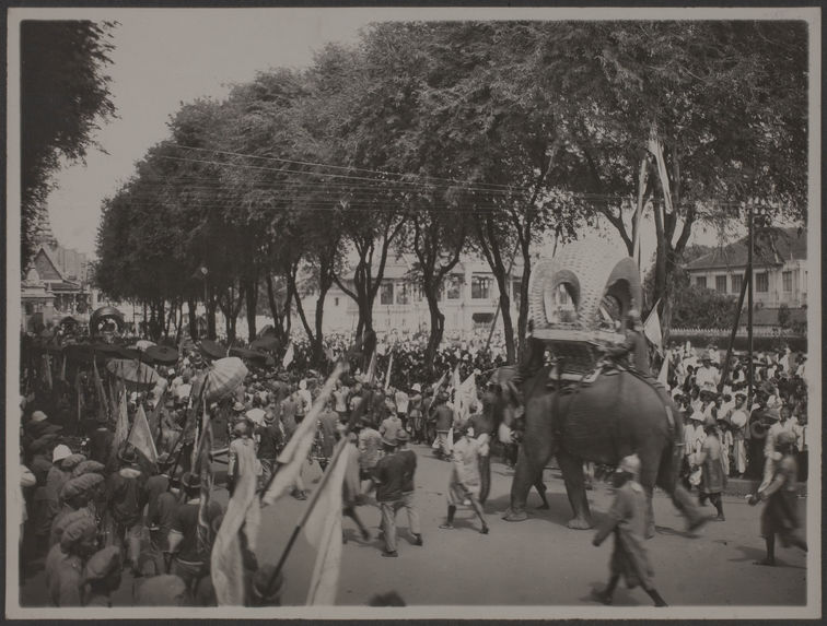 Le retour du cortège au Palais