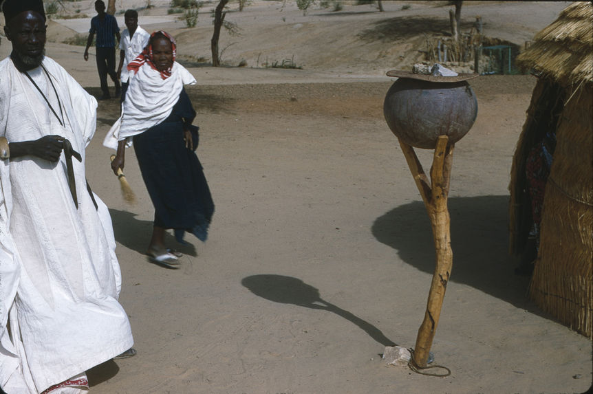 Sans titre [calebasse ou poterie et petits objets sur une branche à trois extrémités dans sa partie supérieure]