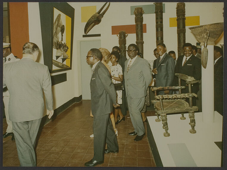 Sans titre [Visite de Léopold Sédar Senghor au musée de la Côte d'Ivoire à Abidjan avec Bohumil Holas]
