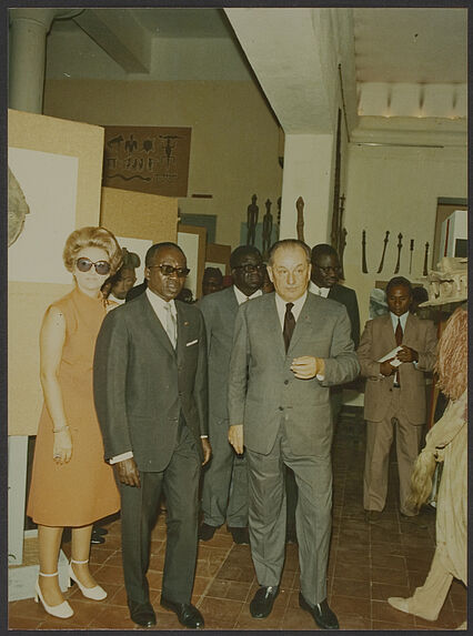 Sans titre [Visite de Léopold Sédar Senghor au musée de la Côte d'Ivoire à Abidjan, avec Bohumil Holas et Madame Senghor].