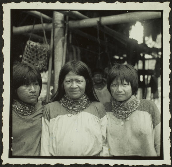 Madre y dos hijas copanes en Tumbué (rio San Miguel)