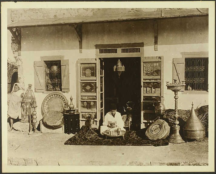 Ancien élève de l'école musulmane d'Ouezzan dans son magasin