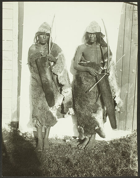 Sans titre [portrait de deux hommes vêtus de peux de bête avec carquois, arc et flèches, debout, de face]