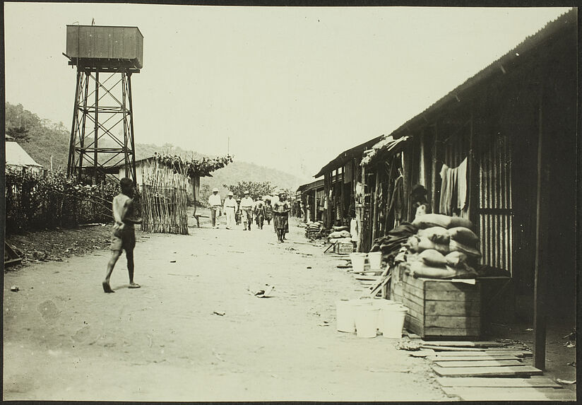 Une rue d'Eseka, vers 1925. A gauche, la gare