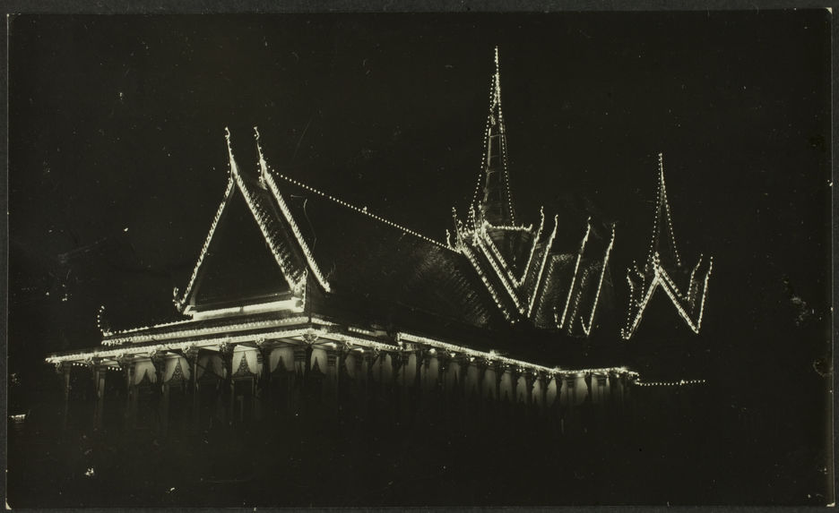 Juillet 1928. Fêtes du couronnement de S. M. Monivong. Illuminations du Palais Royal à Phnom Penh (vue prise du boulevard du Palais), et de la Salle du Trône