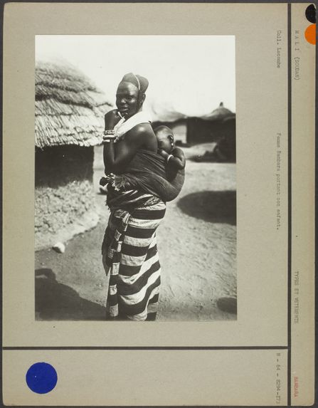 Mali (Soudan). Femme Bambara portant son enfant